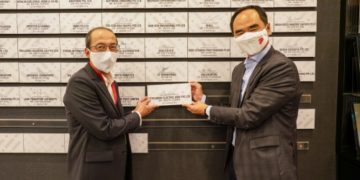 Takeshi Oshima, managing Director of Mitsubishi Electric Asia (left) and Dr David Low, chief executive Officer of ARTC during the signing of the ARTC membership agreement last month.