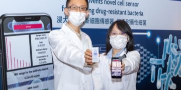 The research team led by Dr Ren Kangning, associate professor of the Department of Chemistry at HKBU (left), designed a fully automatic, microscope-free AST system that enables rapid and low-cost screening of drug-resistant bacteria by scanning the "barcode" on the cell sensor with a mobile app.