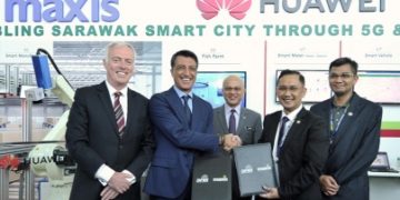 Executives from Maxis and Sarawak Multimedia Authority at the MOU signing at IDES last week.