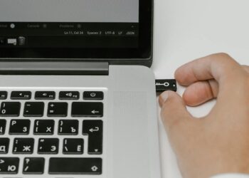 Photo by cottonbro studio: https://www.pexels.com/photo/hand-putting-a-usb-flash-drive-in-a-laptop-5474284/