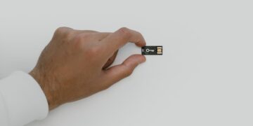 Photo by cottonbro studio: https://www.pexels.com/photo/hand-holding-a-usb-flash-drive-5474288/