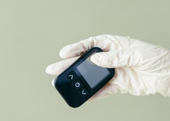 Photo by Mikhail Nilov: https://www.pexels.com/photo/a-person-in-latex-gloves-holding-a-glucometer-device-8669879/