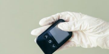 Photo by Mikhail Nilov: https://www.pexels.com/photo/a-person-in-latex-gloves-holding-a-glucometer-device-8669879/