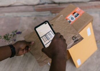 Photo by RODNAE Productions: https://www.pexels.com/photo/deliveryman-scanning-the-barcode-7363196/