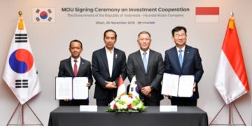 (From left to right) Bahlil Lahadalia, chairman of Indonesian Investment Coordinating Board (BKPM); Joko Widodo, President of Indonesia; Euisun Chung, executive vice chairman of Hyundai Motor Group; Wonhee Lee, president and CEO of Hyundai Motor Company