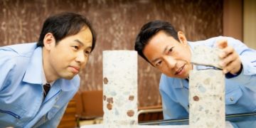 (L-R) Takashi Usui and Kazuo Watabe of  the Mechanical Systems Laboratory at Toshiba’s R&D Center