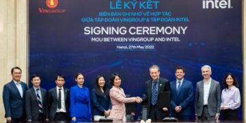 : Le Thi Thu Thuy, Vingroup vice chairwoman and Pat Gelsinger, Intel CEO at the signing ceremony.